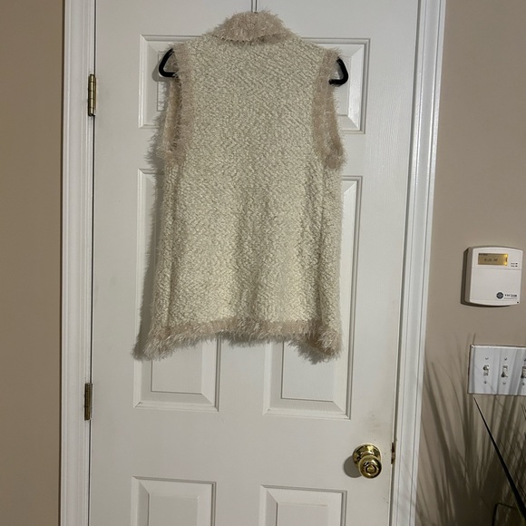 Women's Cozy Cream Fuzzy Vest - Picture 7 of 12
